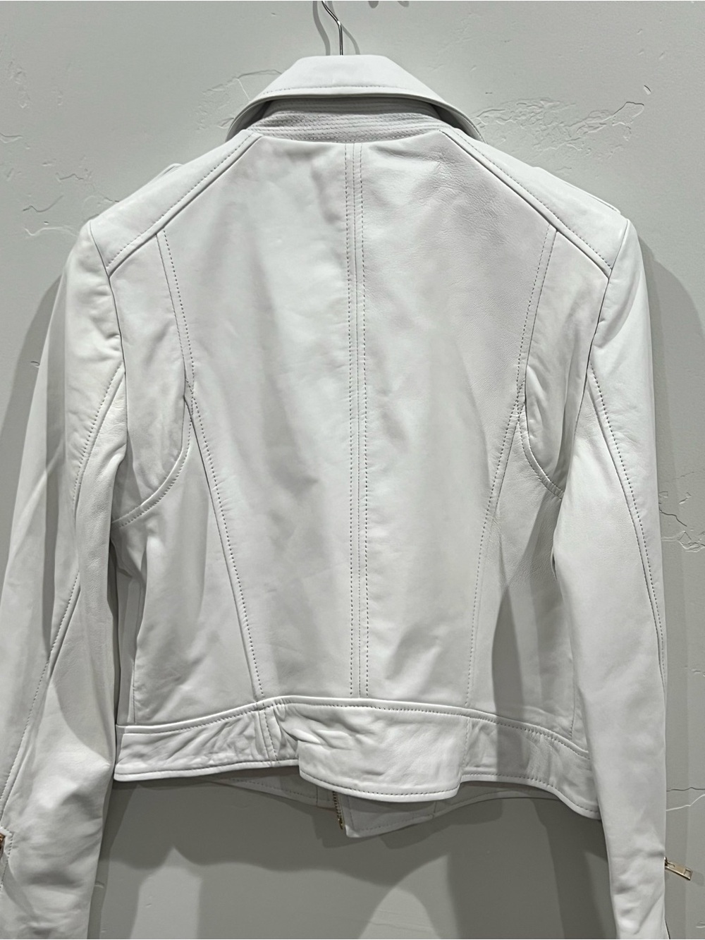 Lamarque- Donna 21 White Leather Jacket with Gold Hardware. Size Medium, NWT. - Picture 2 of 6